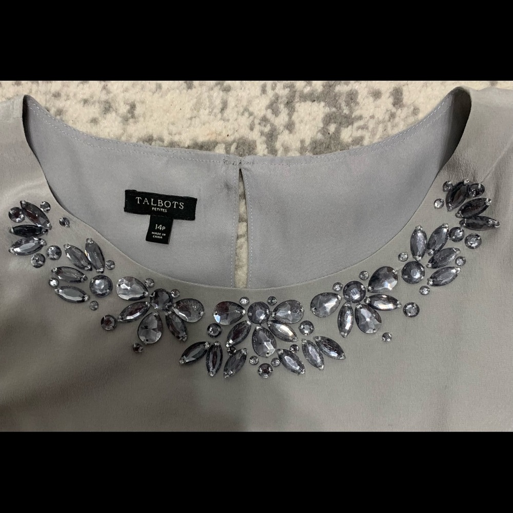 Gorgeous sleeveless blouse. Shell is 100% Silk. Lining is 100% Polyester.